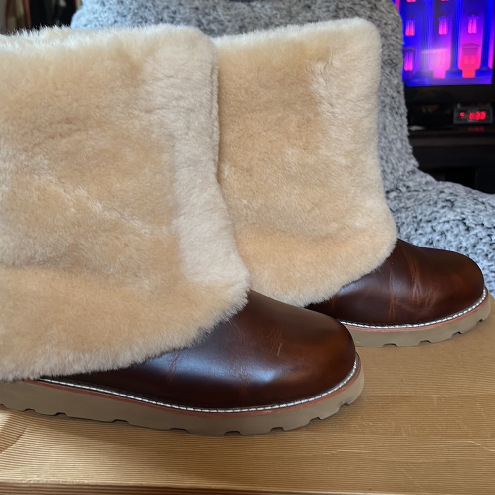UGG MAYLIN LEATHER BOOT